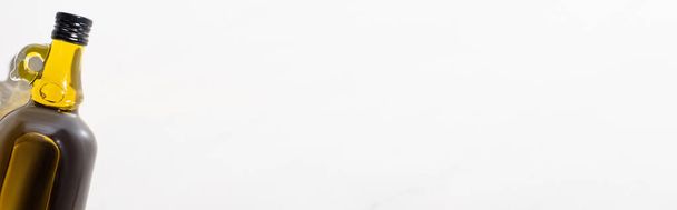 白い背景のボトルのオリーブオイルの上からの眺めパノラマの向き  - 写真・画像