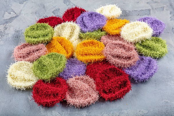 барвисті масажні подушечки для обличчя з натуральної органічної шовкової мотузки
. - Фото, зображення