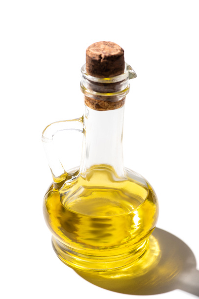 aceite de oliva en frasco de vidrio con corcho sobre fondo blanco
 - Foto, Imagen