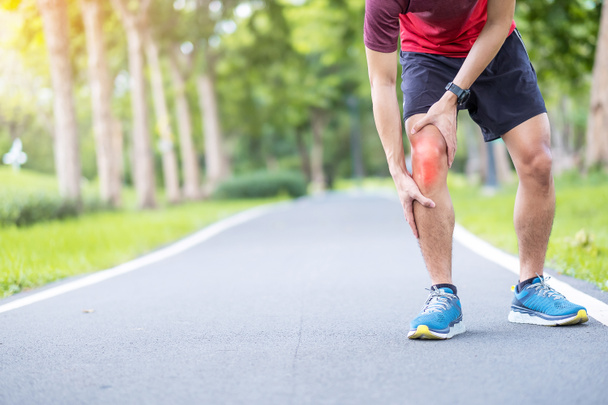 fiatal felnőtt férfi izomfájdalommal futás közben. futónak térdfájdalma van futók térde vagy patellofemorális fájdalom szindróma, osteoarthritis és Patellaris Tendinitis miatt. Sportsérülések és orvosi koncepció - Fotó, kép
