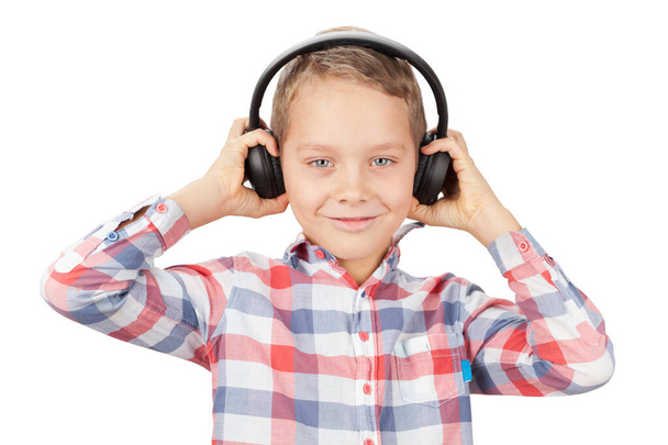 Młody chłopak słuchający muzyki ze słuchawkami. Izolacja na białym tle - Zdjęcie, obraz