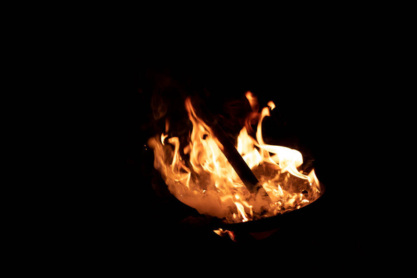 Chama laranja vermelha do fogo na panela assar cajus
 - Foto, Imagem