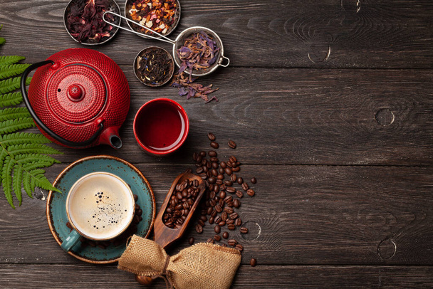 Různé bylinný čaj v konvice a šálek a káva espresso na dřevěném stole. Horní pohled s místem pro kopírování. Plocha - Fotografie, Obrázek