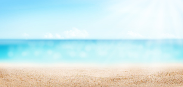 Nyári trópusi tenger csillogó hullámokkal, forró homok a strandon és kék napos ég. Széles sablonháttér - Fotó, kép