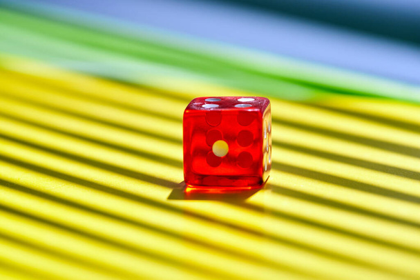 Κόκκινο Διαφανές Καζίνο Ζάρια. Η έννοια του παιχνιδιού ζάρια σε καζίνο - Φωτογραφία, εικόνα
