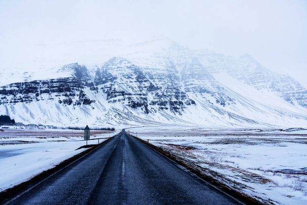 アイスランドの環状道路の印象的な雪景色 - 写真・画像
