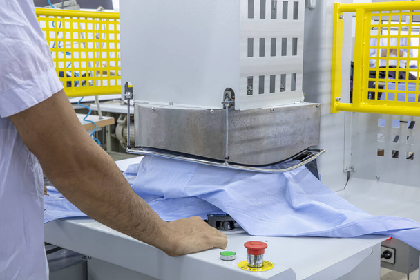 Machines à repasser automatiques pour tricot et chemise avec presse dans l'usine textile. - Photo, image