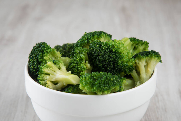 zelená brokolice na bílé dřevěné textuře - Fotografie, Obrázek