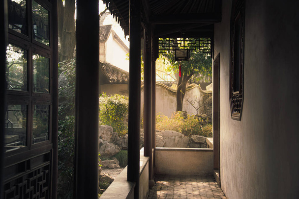 Het Chinese gebouw in Couple 's Retreat Garden (Ou Yuan) gebouwd op 1616 is een klassieke tuin in Suzhou, Jiangsu, China. - Foto, afbeelding