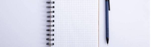 aberto vazio novo bloco de notas com caneta isolada no fundo branco, vista próxima
  - Foto, Imagem