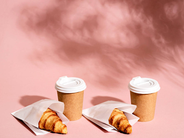 Snídaně s croissanty a kávou. - Fotografie, Obrázek