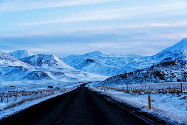 İzlanda çevre yolunda etkileyici karlı bir manzara. - Fotoğraf, Görsel