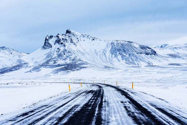 Beeindruckende Schneelandschaft an der Umgehungsstraße in Island - Foto, Bild