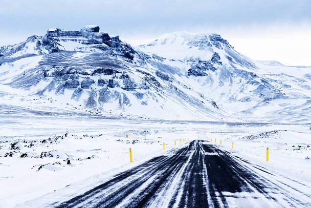 Lenyűgöző havas táj az izlandi körúton - Fotó, kép