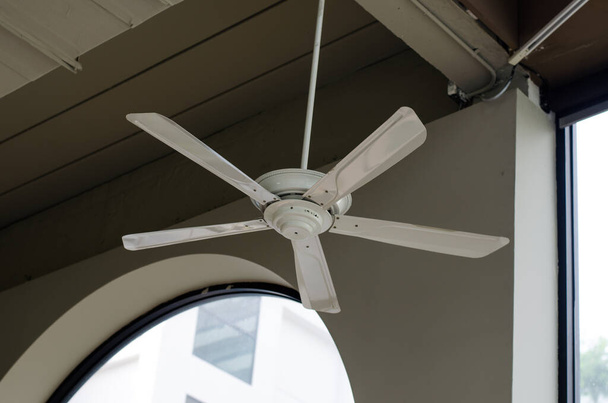 elektrický stropní ventilátor doma - Fotografie, Obrázek