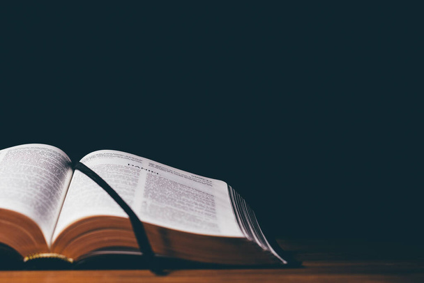biblia abierta con fondo negro
 - Foto, Imagen