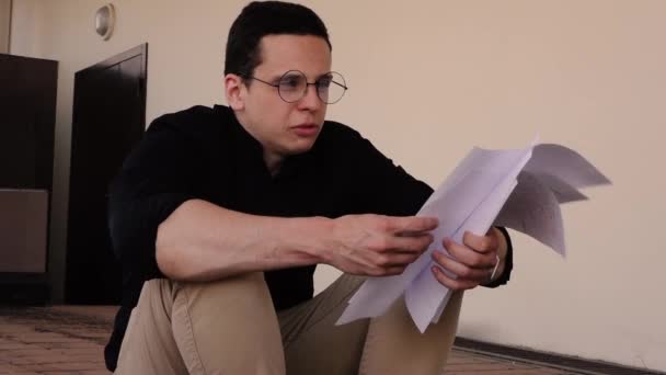 guy is preparing to give a speech. sorting through papers - Materiał filmowy, wideo