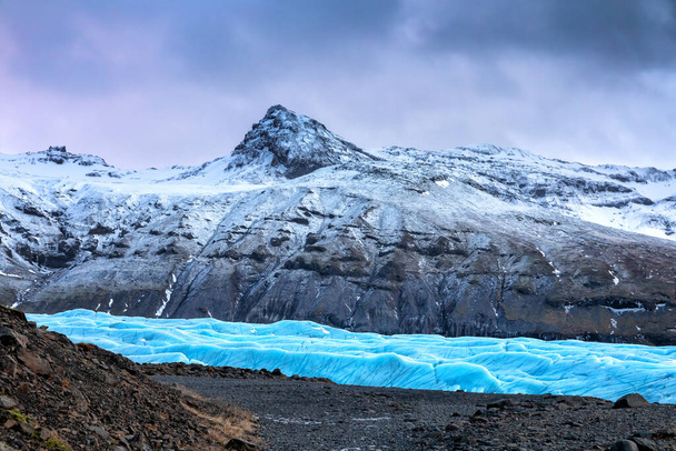 Sníh spojil horský a modrý ledovcový led pro ledovec Svinafellsjokul na jihovýchodě Islandu. Tohle je největší ledová pokrývka v Evropě. - Fotografie, Obrázek
