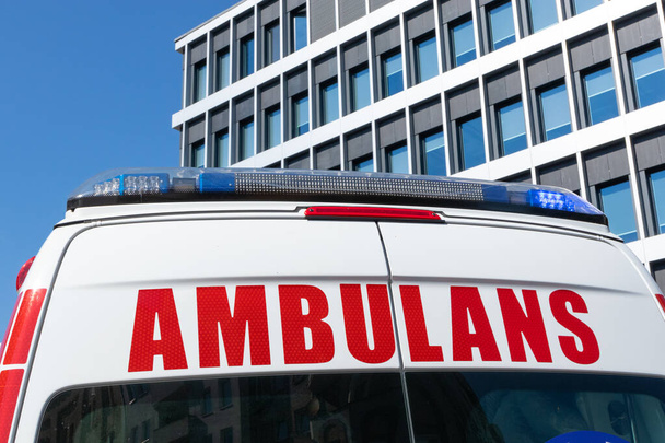 Ambulanssi signaalissa, nopea apu terveyden ja elämän säästämisessä - Valokuva, kuva