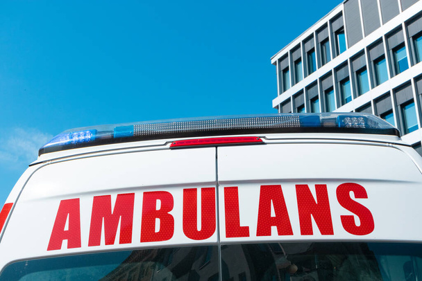 Ambulanssi signaalissa, nopea apu terveyden ja elämän säästämisessä - Valokuva, kuva