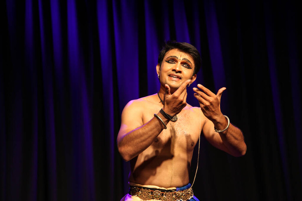 Um dançarino de bharatnatyam masculino se apresenta em outubro de 27,2019 no Shukra Hall, Bengaluru
 - Foto, Imagem