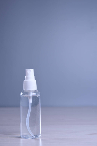 Desinfiointiaine spray desinfiointiin eri pinnoille, joita ihmiset koskettavat. Coronavirus suojaa. Antibakteerinen antiseptinen geeli käsien desinfiointiin ja terveyden suojeluun. - Valokuva, kuva
