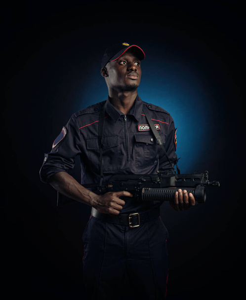 Musta mies poliisivoimissa. englanninkielinen käännös Police, Russia - Valokuva, kuva