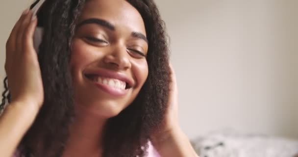 Happy african american woman enjoying music, close up - Video