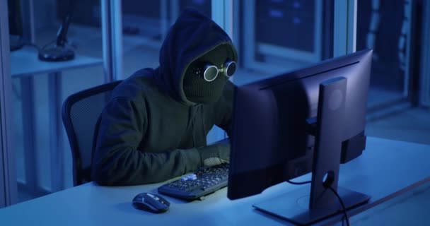 Хакер розбивається на центр обробки даних
 - Кадри, відео