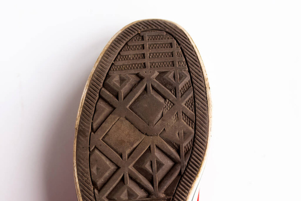 Beyaz arkaplanda ayakkabı tabanı, üst görünüm - Fotoğraf, Görsel