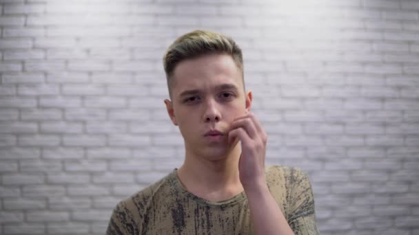 Close-up tiener man met acne en probleem huid. Begrippen gezondheid en huidverzorging. - Video