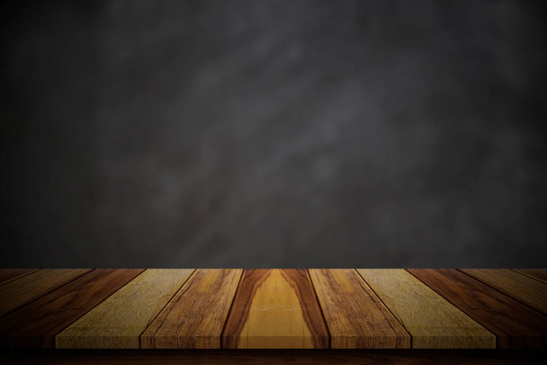 Piano del tavolo in legno vuoto su sfondo sfocato lavagna. - Foto, immagini