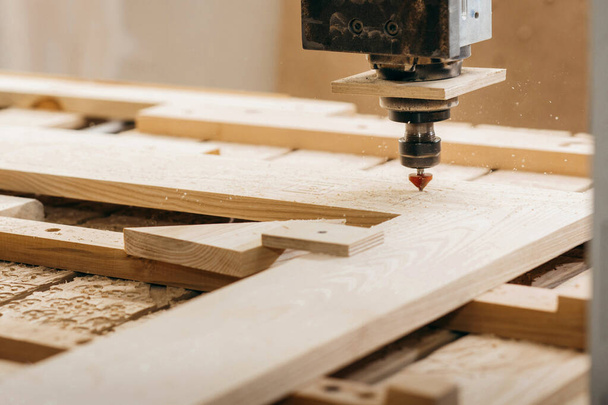 Primo piano del taglio del legno su una fresatrice CNC in garage - Foto, immagini