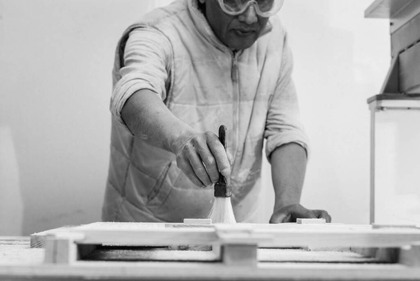 Człowiek czyszczenia drewna CNC frezarka - Zdjęcie, obraz