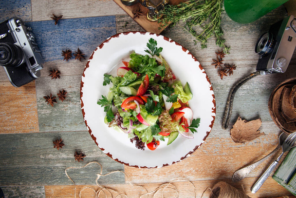 Gesunder rustikaler Gartensalat mit frischem Gemüse - Foto, Bild