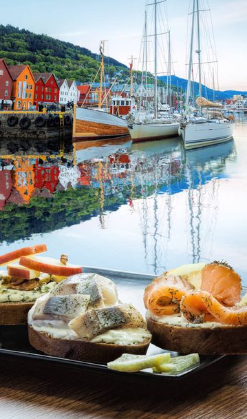 Typische skandinavische Sandwiches an der Bryggen Straße mit Booten in Bergen, UNESCO-Weltkulturerbe, Norwegen - Foto, Bild