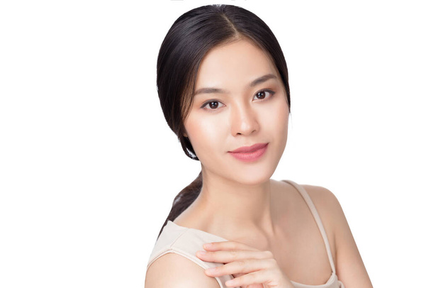 Portré gyönyörű fiatal ázsiai nő tiszta friss bőr koncepció. Ázsiai lány szépség arc bőrápolás és egészség wellness, Arckezelés, Tökéletes bőr, Természetes smink, fehér alapon.  - Fotó, kép