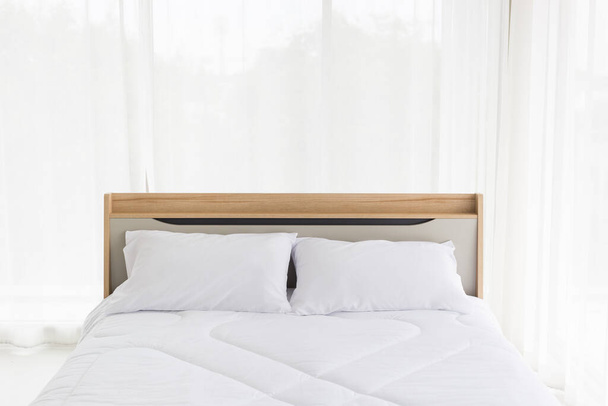 Cierre la cama vacía con almohadas y manta en el dormitorio. Concepto interior
. - Foto, Imagen