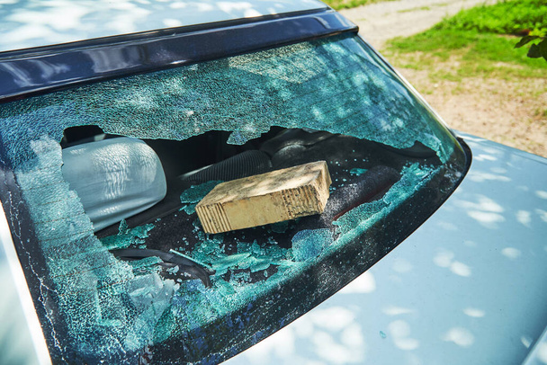 хулиганы бросили кирпич в машину и разбили стекло
 - Фото, изображение