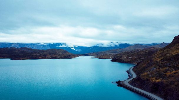 Вид з повітря на дивовижну блакитну воду озера Пехо в Національному парку Торрес - Дель - Пейн (Патагонія, Чилі). - Фото, зображення