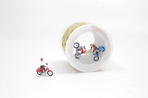 mini figura lovagolni motorkerékpár körül a kört - Fotó, kép