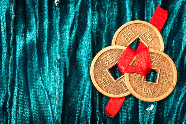 Fundo com moedas de sorte chinesas
 - Foto, Imagem