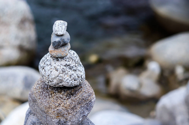 Equilibrio de rocas: Piedra apilamiento Arte que fluye río en el fondo
 - Foto, Imagen