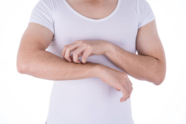 Männchen kratzt seinen Arm auf isoliertem weißen Hintergrund. Medizin, Gesundheitswesen für Werbekonzept. - Foto, Bild