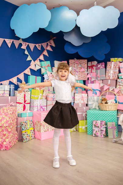The birthday of a beautiful little girl. it is a lot of gifts. joy and happiness - Foto, immagini