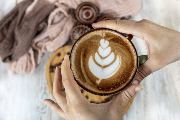 Šálek horké kávy latte art na dřevěném stole pozadí - Fotografie, Obrázek