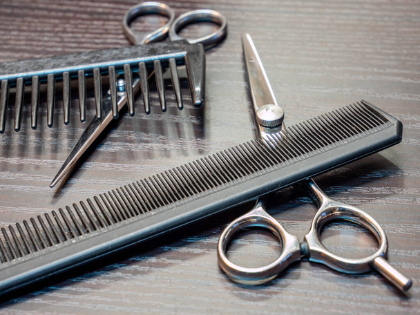 Grzebień i nożyczki salon fryzjerski - Zdjęcie, obraz