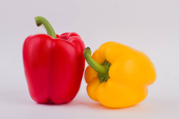 červená a žlutá paprika paprika paprika přes bílé izolované pozadí. - Fotografie, Obrázek