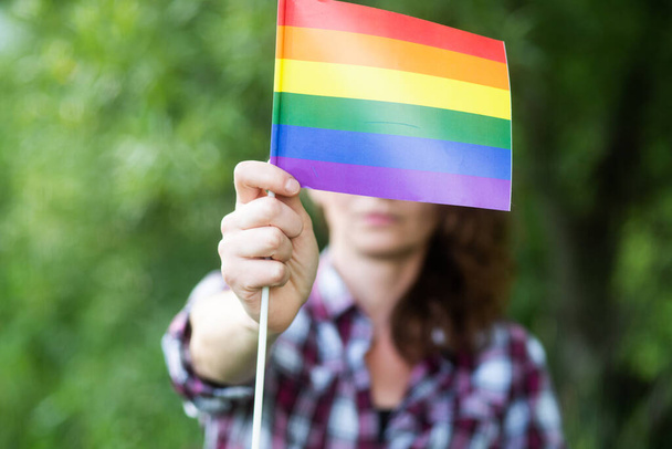 женщина с радужным флагом права ЛГБТ - Фото, изображение