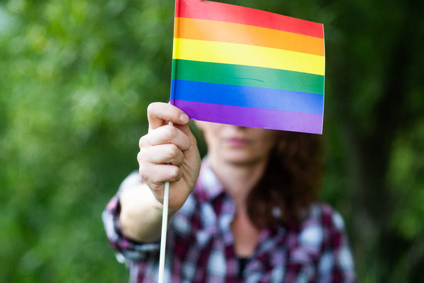 Gökkuşağı bayrağı taşıyan kadın LGBT hakları - Fotoğraf, Görsel